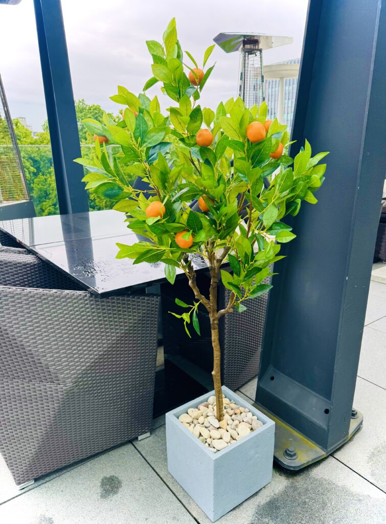 Hilton hotelli restorani väliterassi sisekujundus