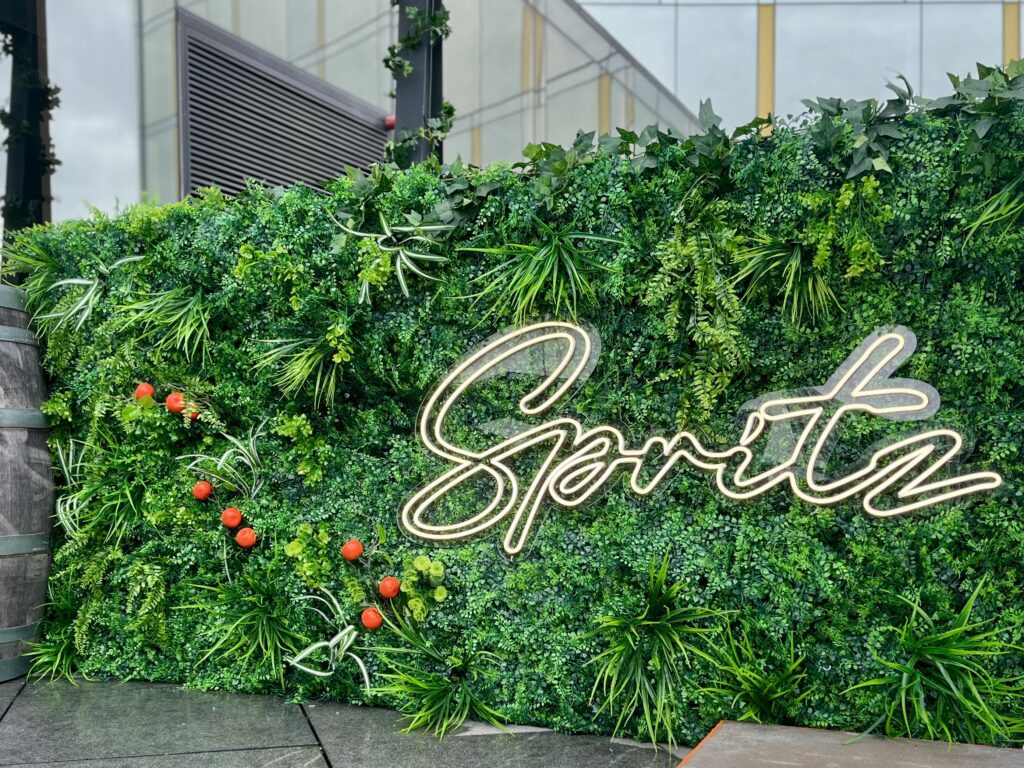 Hilton hotelli restorani väliterassi sisekujundus